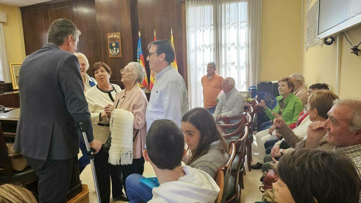 El Ayuntamiento de Villajoyosa recibe otro óleo de la colección pictórica de la artista Mila Santonja