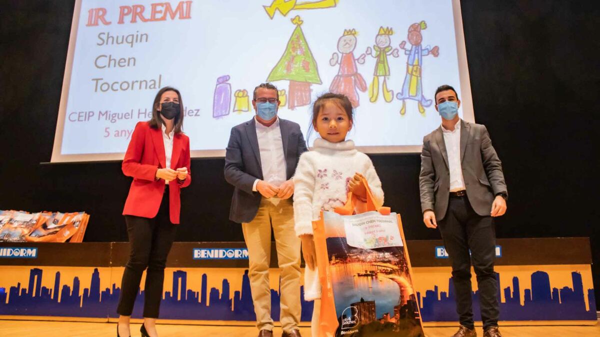 Benidorm entrega los premios del XIII Concurso Escolar de Postales Navideñas al alumnado de Infantil y Primaria