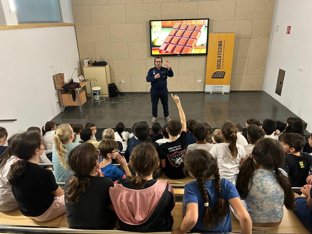 Centenares de personas participan en las catas de chocolate vilero de la nueva edición de Xocolatíssima