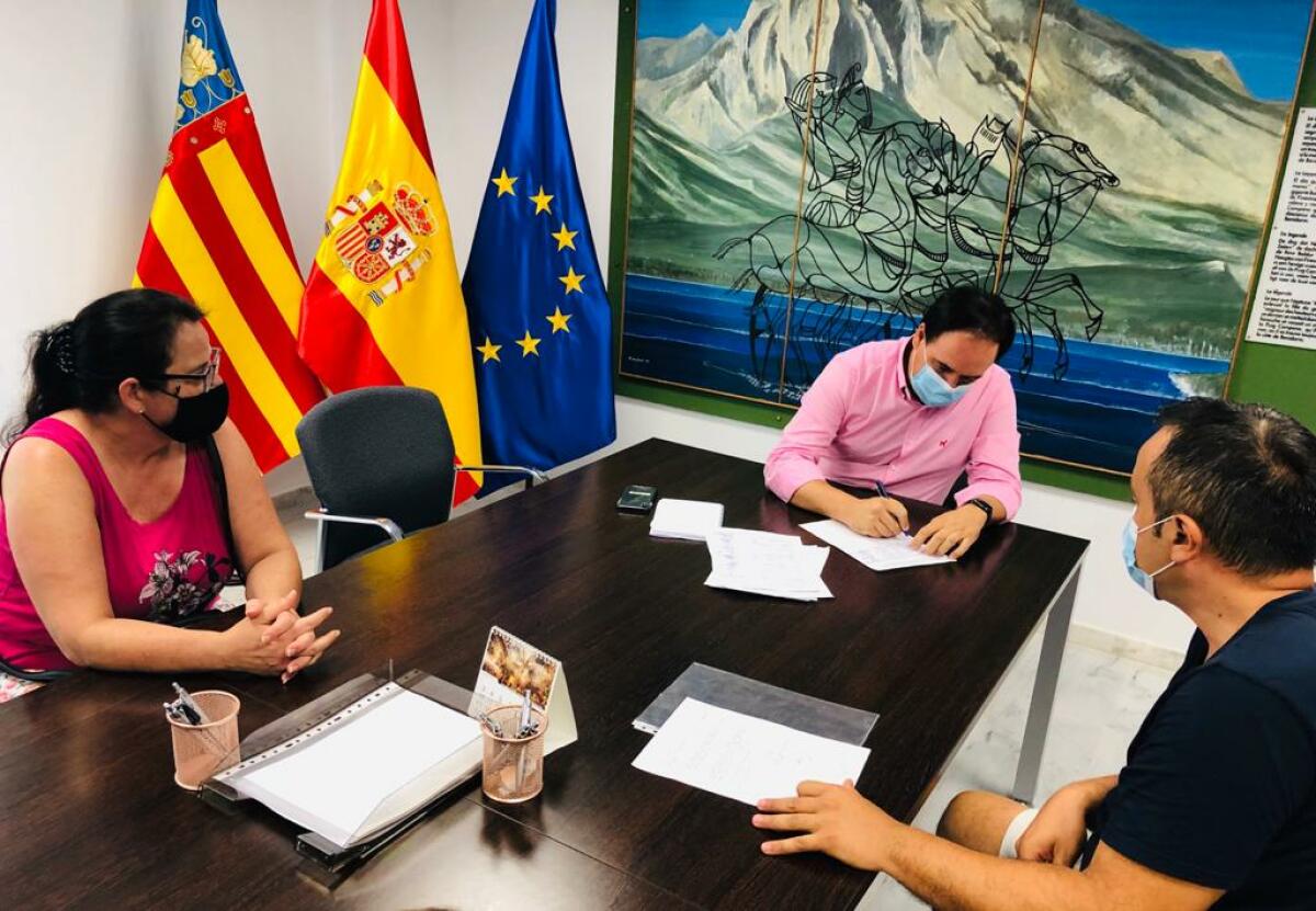 Vecinos de Terra Marina recogen firmas para pedir a Fomento que reduzca la contaminaci&oacute;n ac&uacute;stica en la AP7 a su paso por la urbanizaci&oacute;n. 