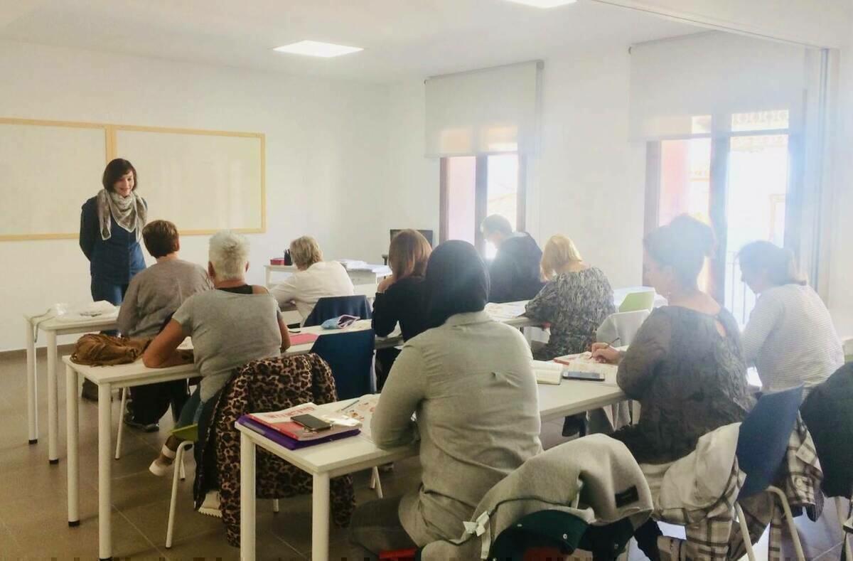 FINESTRAT ORGANIZA CLASES DE ESPA&Ntilde;OL PARA FACILITAR LA INTEGRACI&Oacute;N DE LOS RESIDENTES DE OTRAS NACIONALIDADES