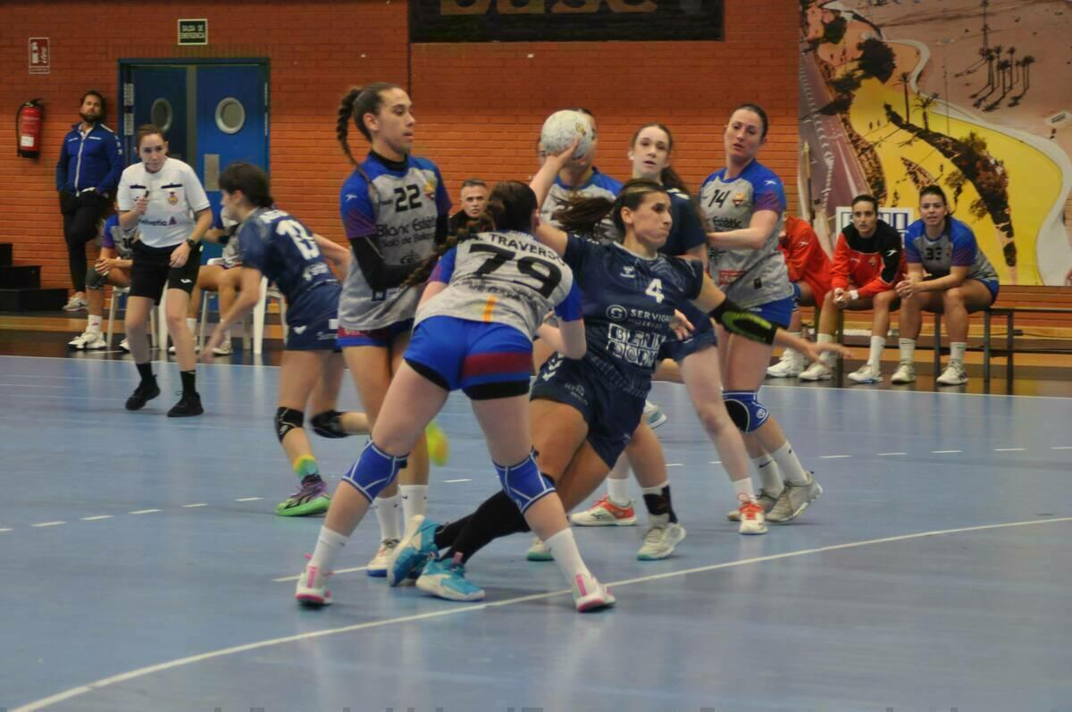 LAS CHICAS DEL BALONMANO SERVIGROUP BENIDORM NECESITAN GANAR PARA NO JUGARSELO TODO EN LA ÚLTIMA JORNADA