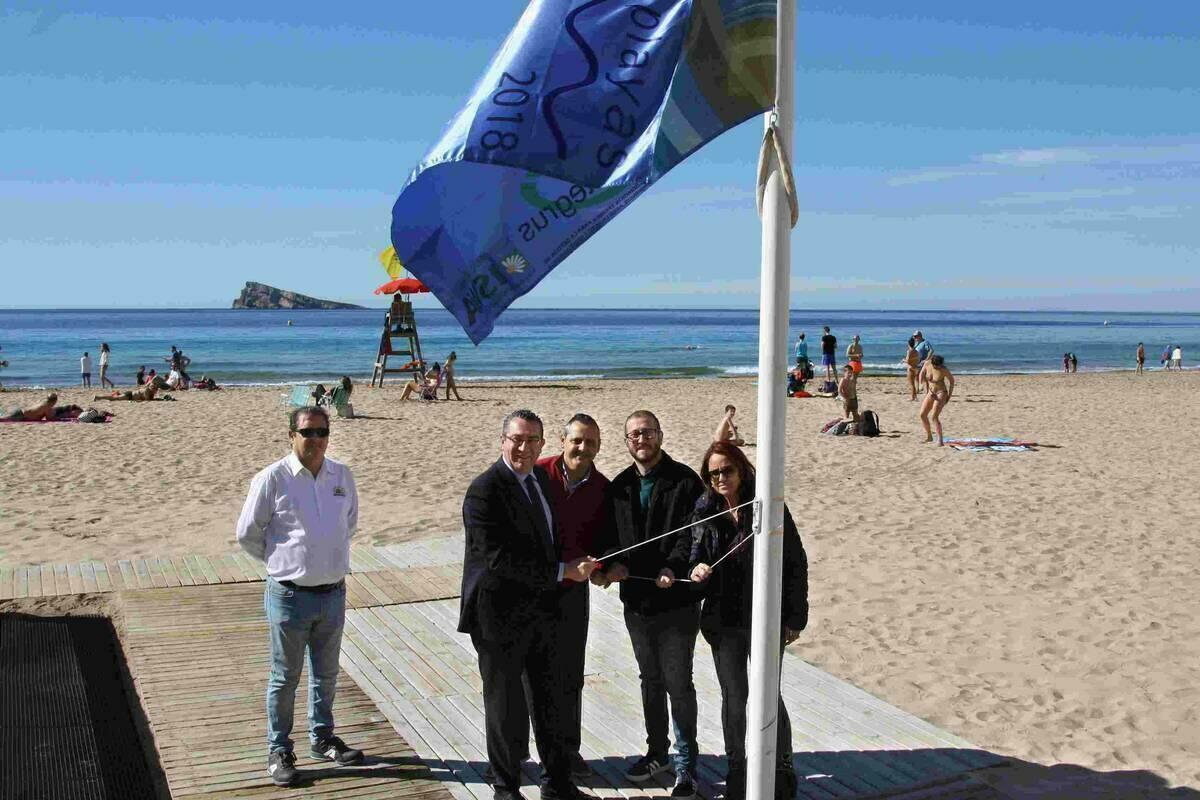 Benidorm iza sus nuevas banderas Ecoplayas que avalan la calidad de su gesti&oacute;n medioambiental