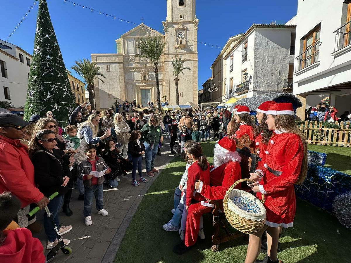 Papá Noel pasó por la XII Feria de Navidad para recoger las cartas