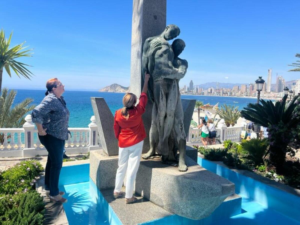 Ciudadanos Benidorm exige la restauración urgente de esculturas y monumentos emblemáticos ante su grave deterioro  