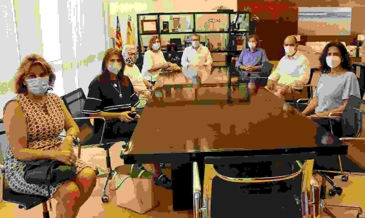 El alcalde recibe a la directiva de la Asociaci&oacute;n de Solidaridad Benidorm-Chimbote (ASBECH).