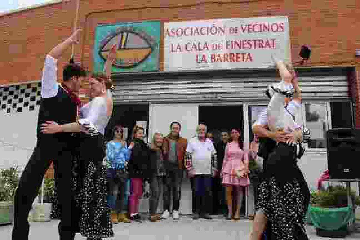 El ambiente flamenco de la Feria de Abril llena la Cala de Finestrat e m&uacute;sica, baile y visitas