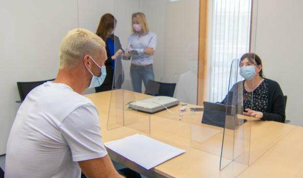 Ciudadanos británicos se interesan en Benidorm por la obtención del permiso de residencia tras el brexit