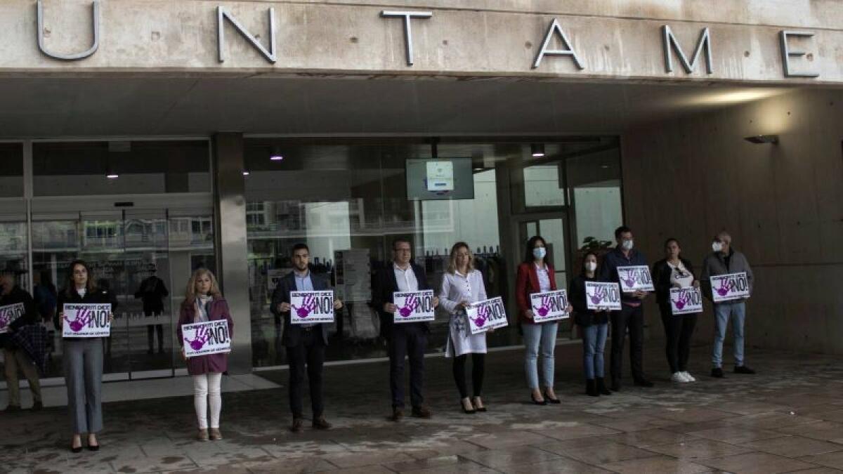 Minuto de silencio en Benidorm en repulsa por el crimen machista de Tarancón