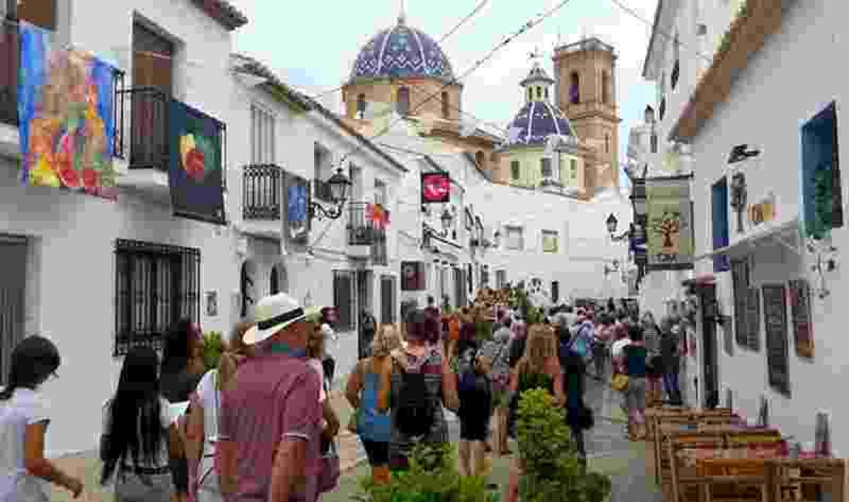 Balconades y la Fira del Xicotet Format acercan el arte al casco antiguo de Altea