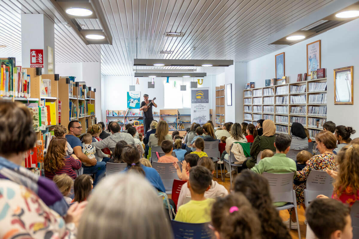 Iniciada la programación del Día del Libro con los cuentacuentos de Alberto Celdrán