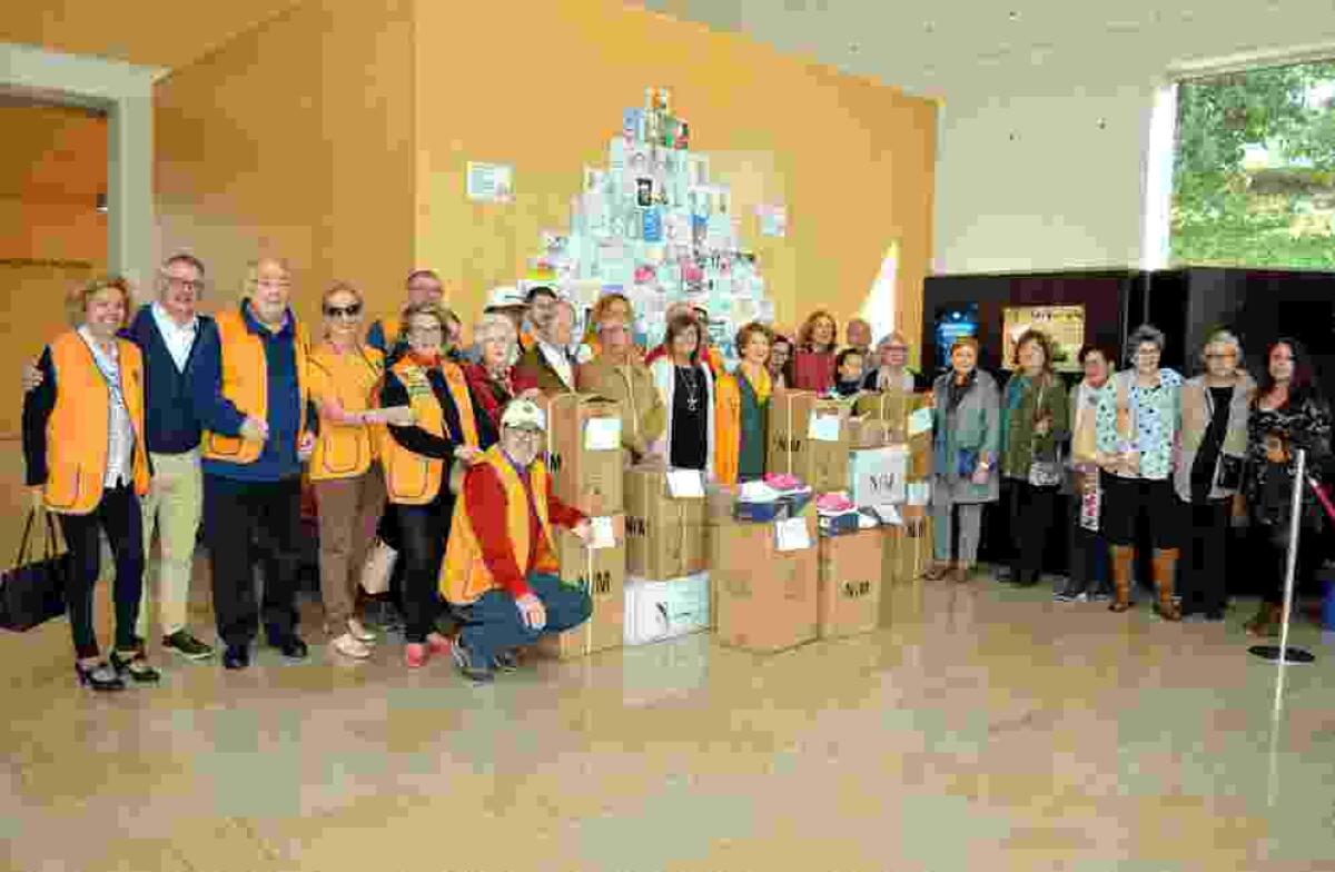 Club de Leones entrega 168 pares de zapatillas a las siete parroquias de Benidorm