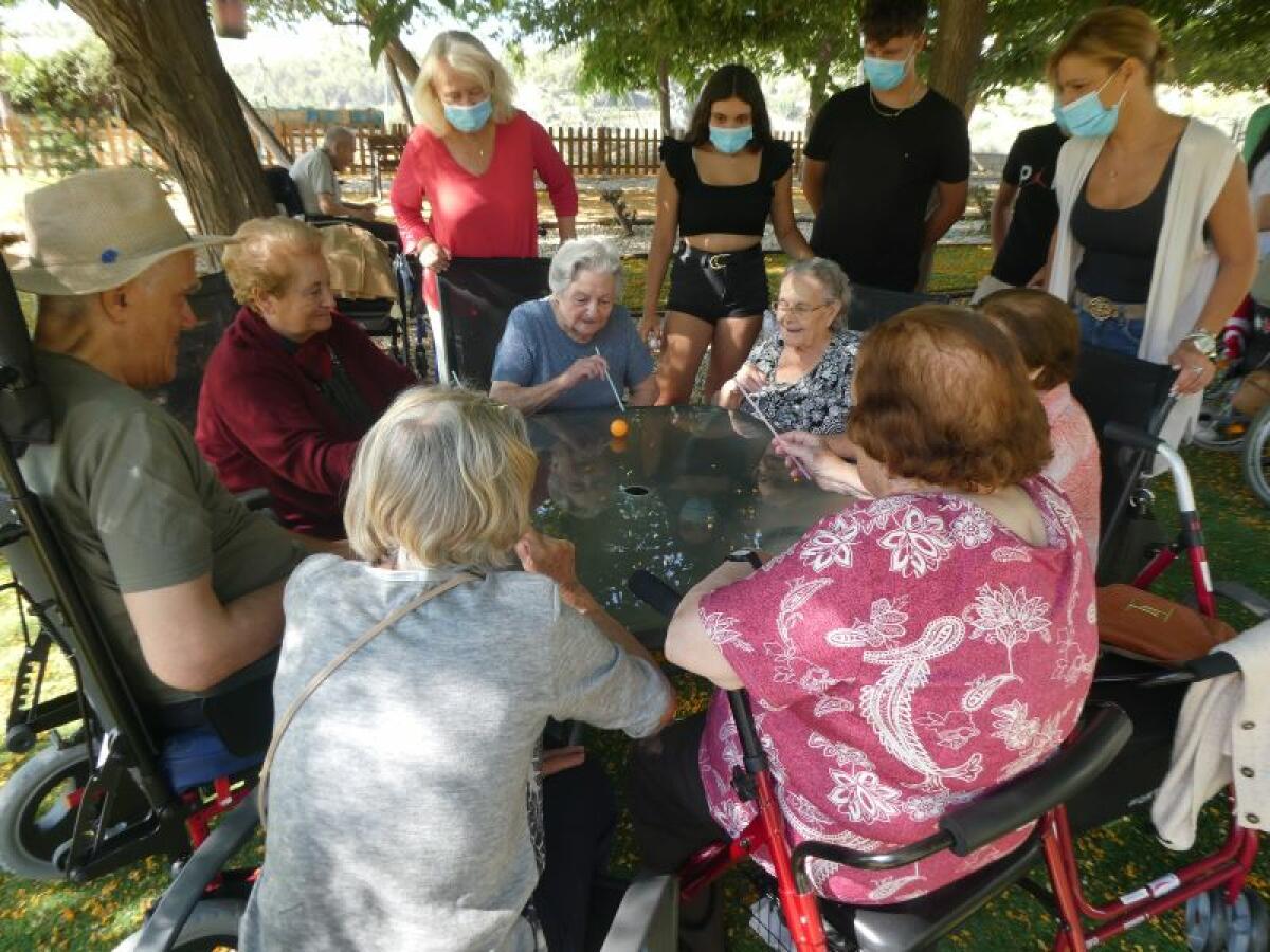 Los estudiantes del Instituto organizan actividades para los residentes de Savia