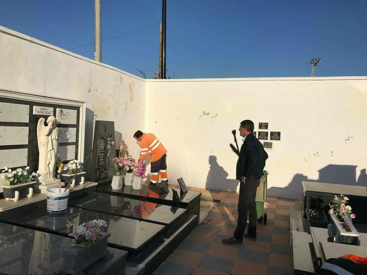 Puesta a punto del cementerio municipal de Finestrat para el d&iacute;a de Todos los Santos