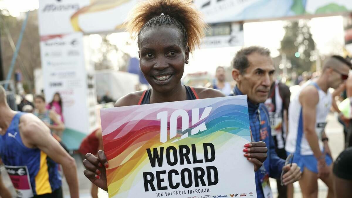 La keniana Agnes Jebet pulveriza el récord del mundo de 10K en Valencia