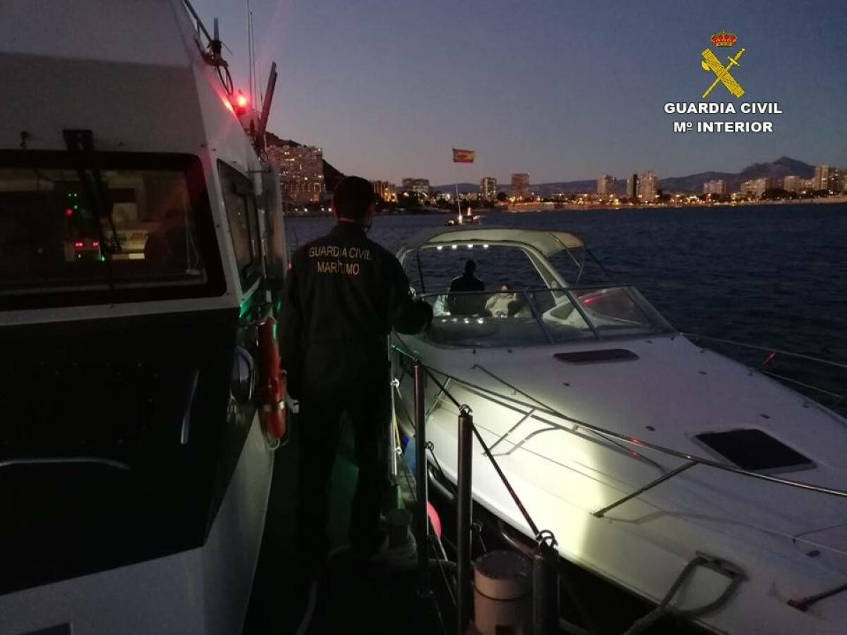 La Guardia Civil descubre una fiesta celebrada en dos yates en la playa de la Albufereta