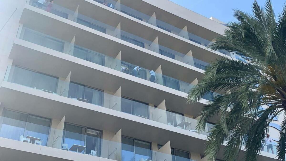 Mueren dos turistas de 26 y 22 años tras precipitarse desde un cuarto piso de un hotel en Platja d'en Bossa