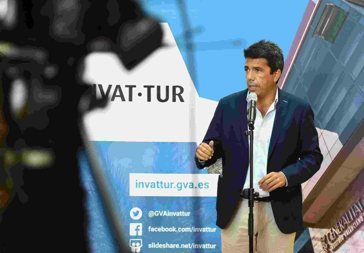 Carlos Maz&oacute;n insta a Fernando Sim&oacute;n a que se calle y no perjudique m&aacute;s al sector tur&iacute;stico .