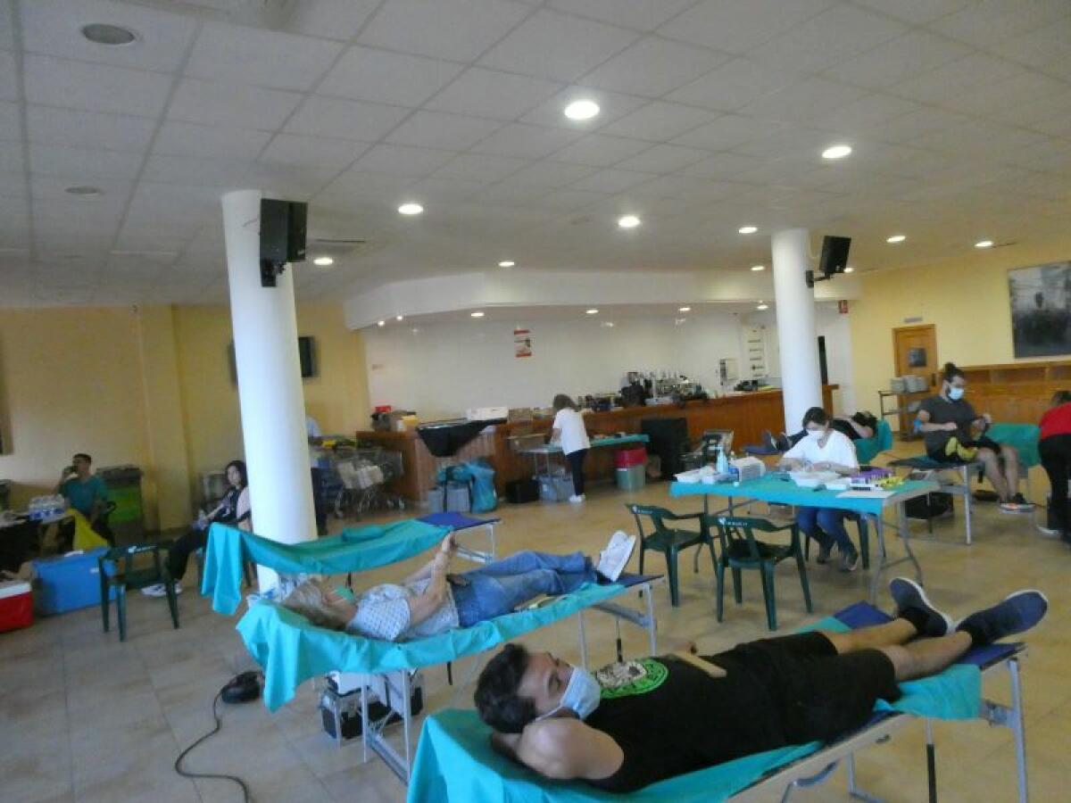 30 donantes de sangre ayer en el Salón Social El Cirer