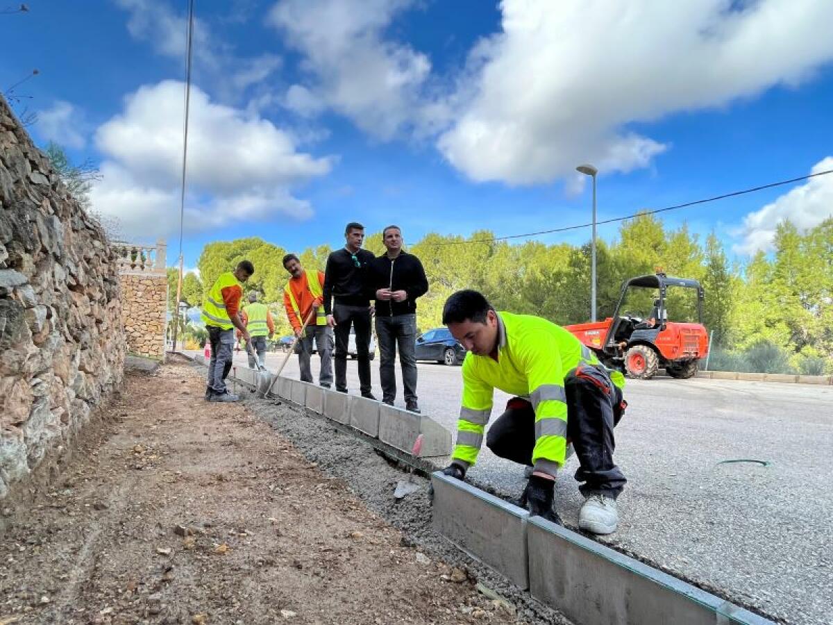 Las obras de mejora de la Urbanización El Tossal la dotarán de aceras