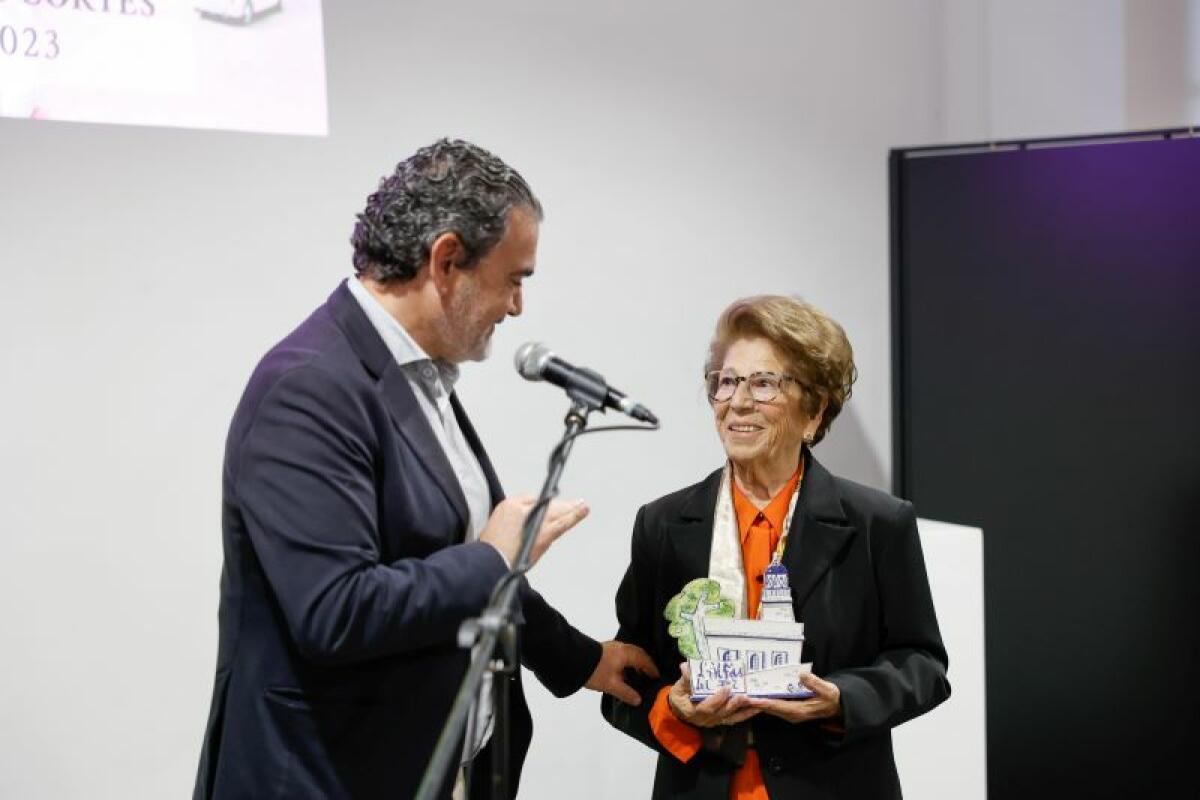 Paquita Mendoza Cortés recibe el Premi L’Alfàs 2023 en reconocimiento a su trayectoria profesional