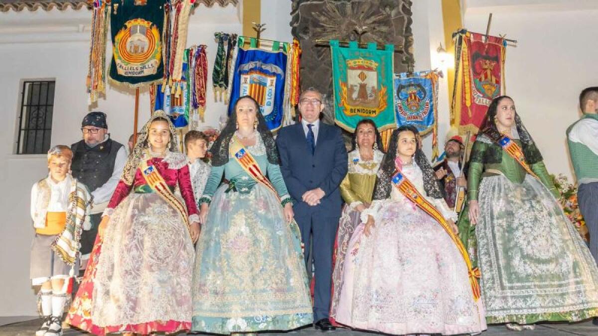 Las fallas de Benidorm ofrendan a la Mare de Deú del Sofratge