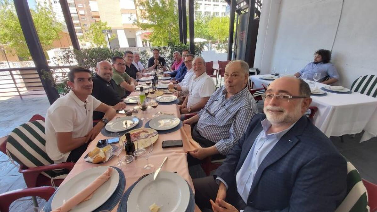 Empresarios y políticos reunidos por Radio 4G en Restaurante LUXMAR alrededor de un buen Cachopo 