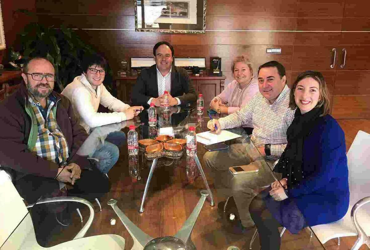 El alcalde de Finestrat recibi&oacute; ayer a la nueva directiva del Centre Musical Puig Campana