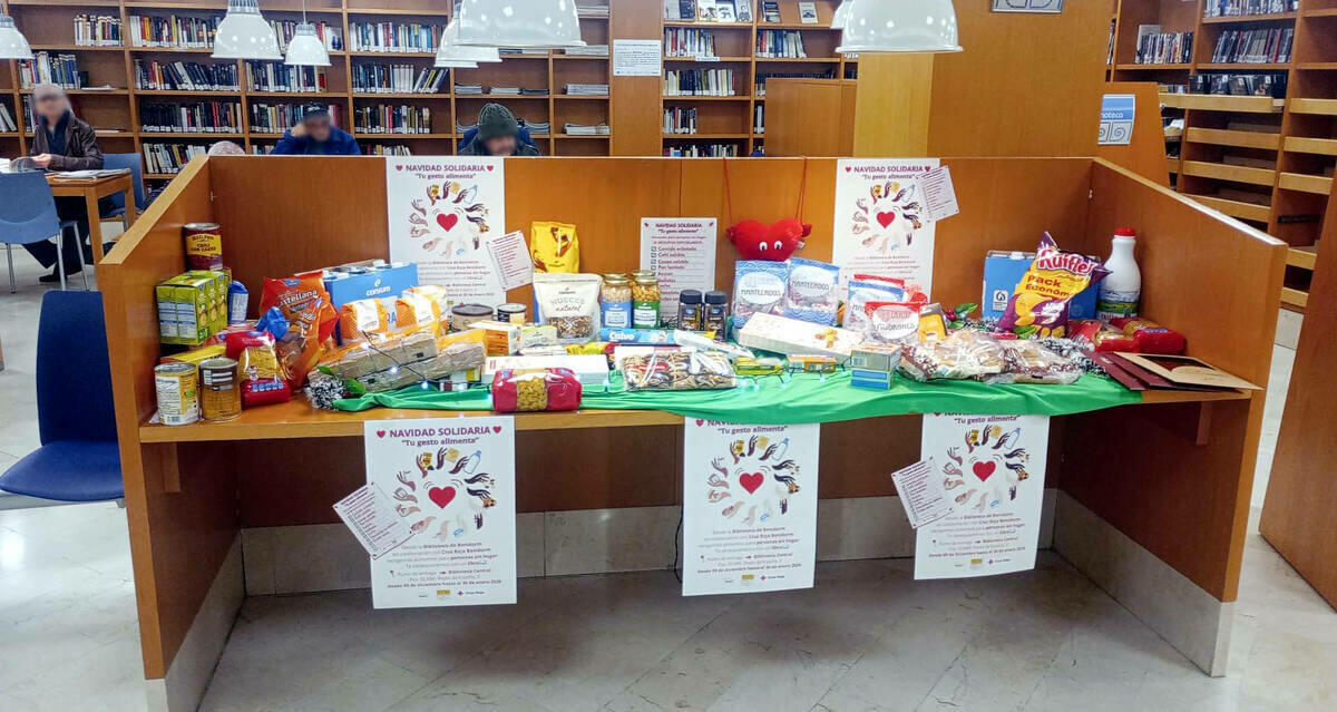 La Biblioteca municipal entrega a Cruz Roja los alimentos recogidos en su campa&ntilde;a solidaria 