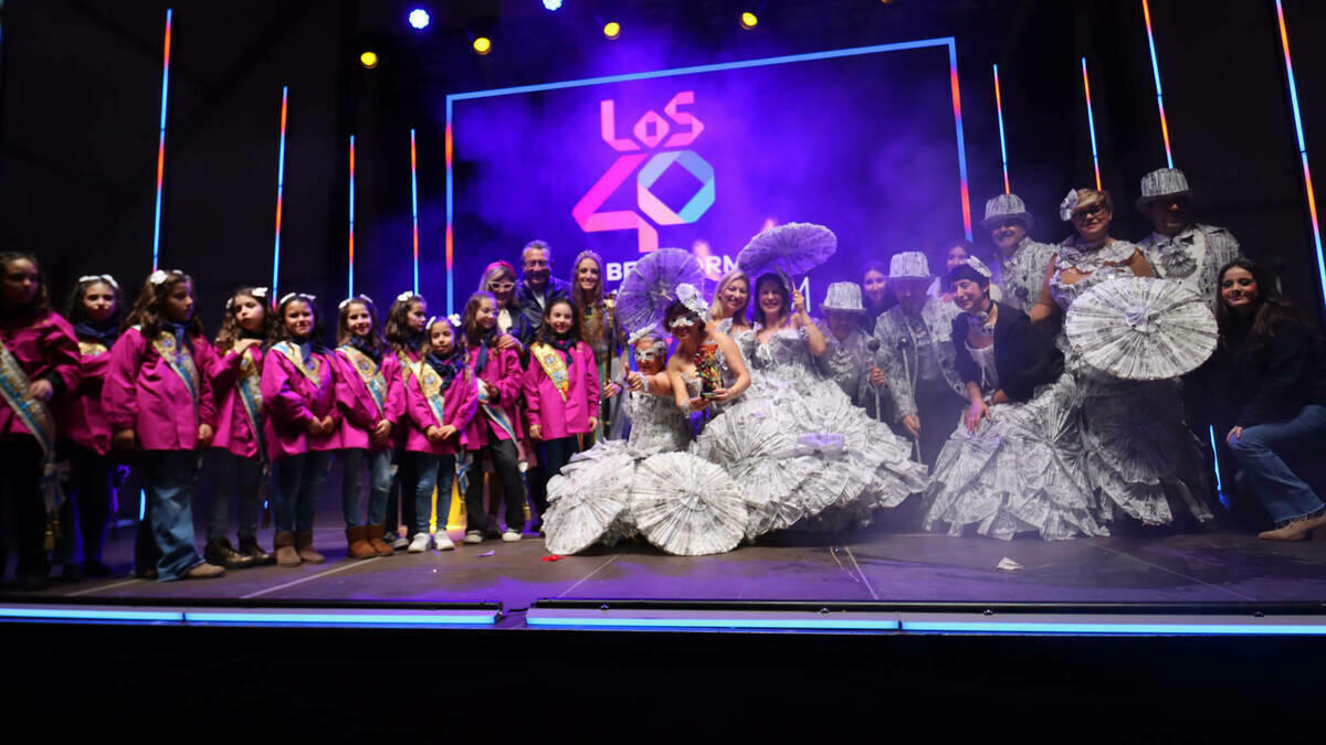 Elaborados y originales disfraces y las ganas de Carnaval pueden con la lluvia en Benidorm