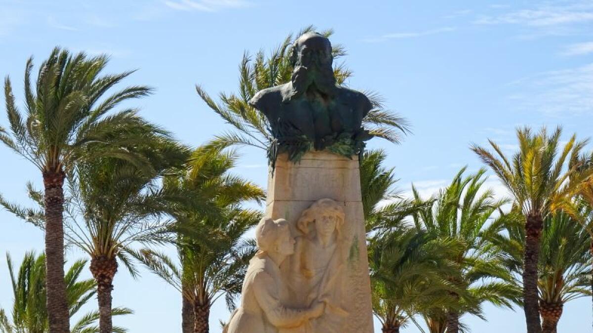 El Ayuntamiento de la Vila Joiosa recupera la ornamentación floral del busto del Doctor Esquerdo en el paseo marítimo de la playa Centro