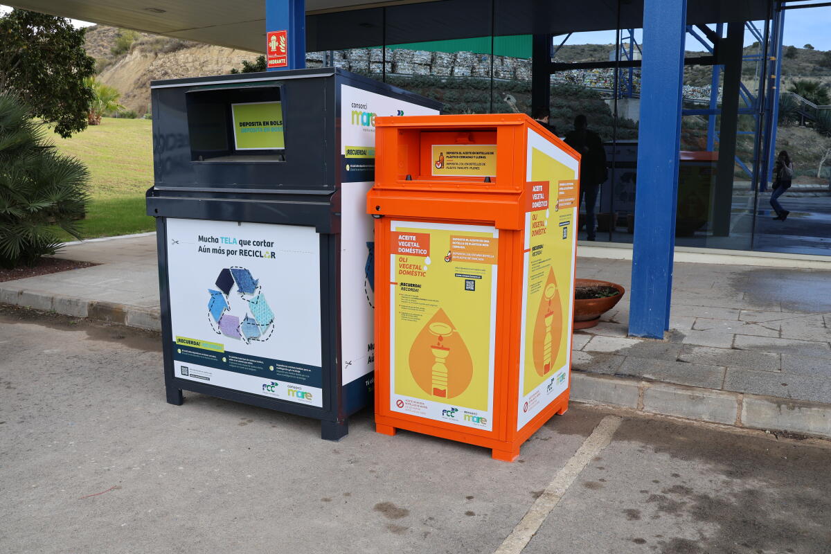 El Consorci Mare instala en Benidorm los primeros contenedores para gestionar la recogida de ropa y de aceite usados