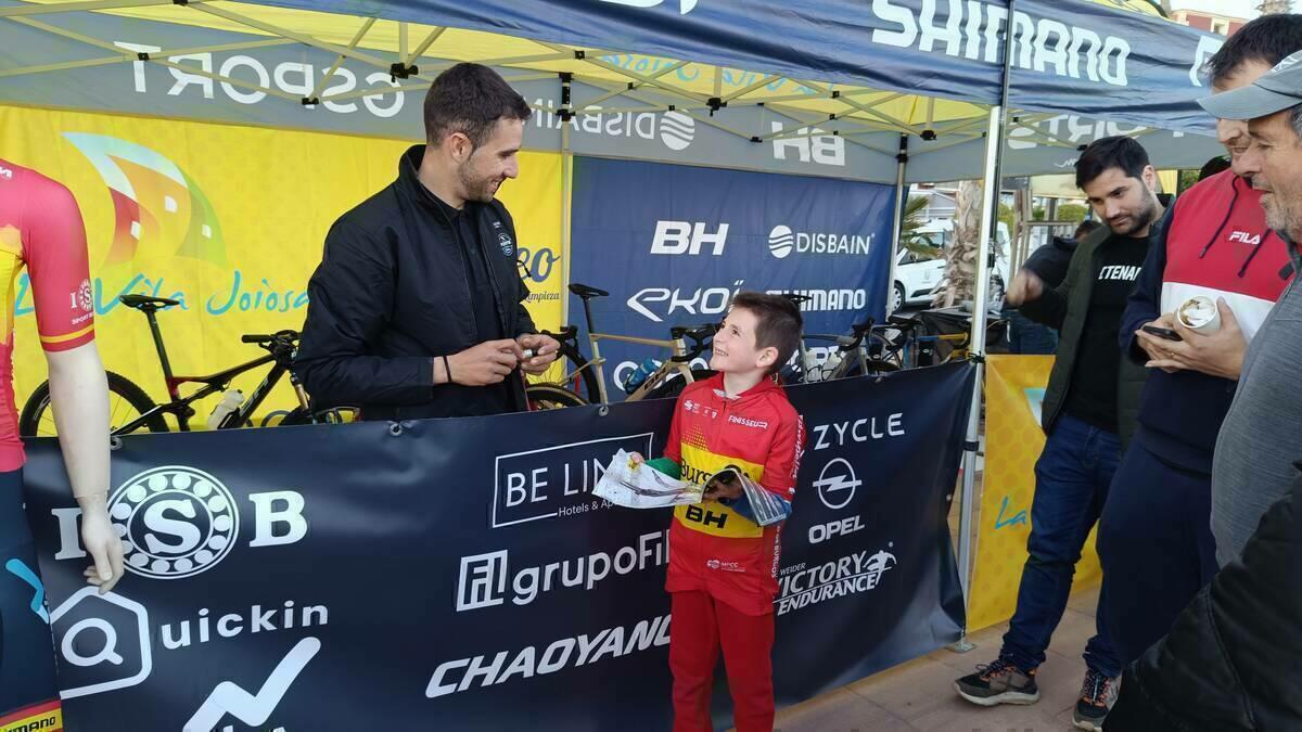 Centenares de aficionados arropan al ciclista vilero Felipe Orts en la presentación de la temporada de mountain bike y gravel en la playa centro de Villajoyosa