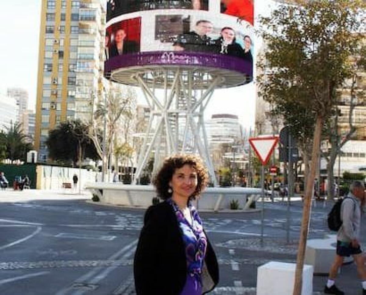 Magic Costa Blanca homenajea a las mujeres del sector turístico con una proyección de más de 22 metros de altura en Benidorm