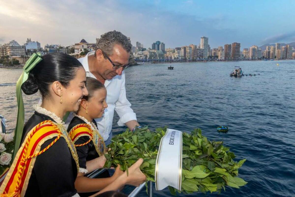 Miles de devotos veneran a la Virgen del Carmen en su procesión marinera