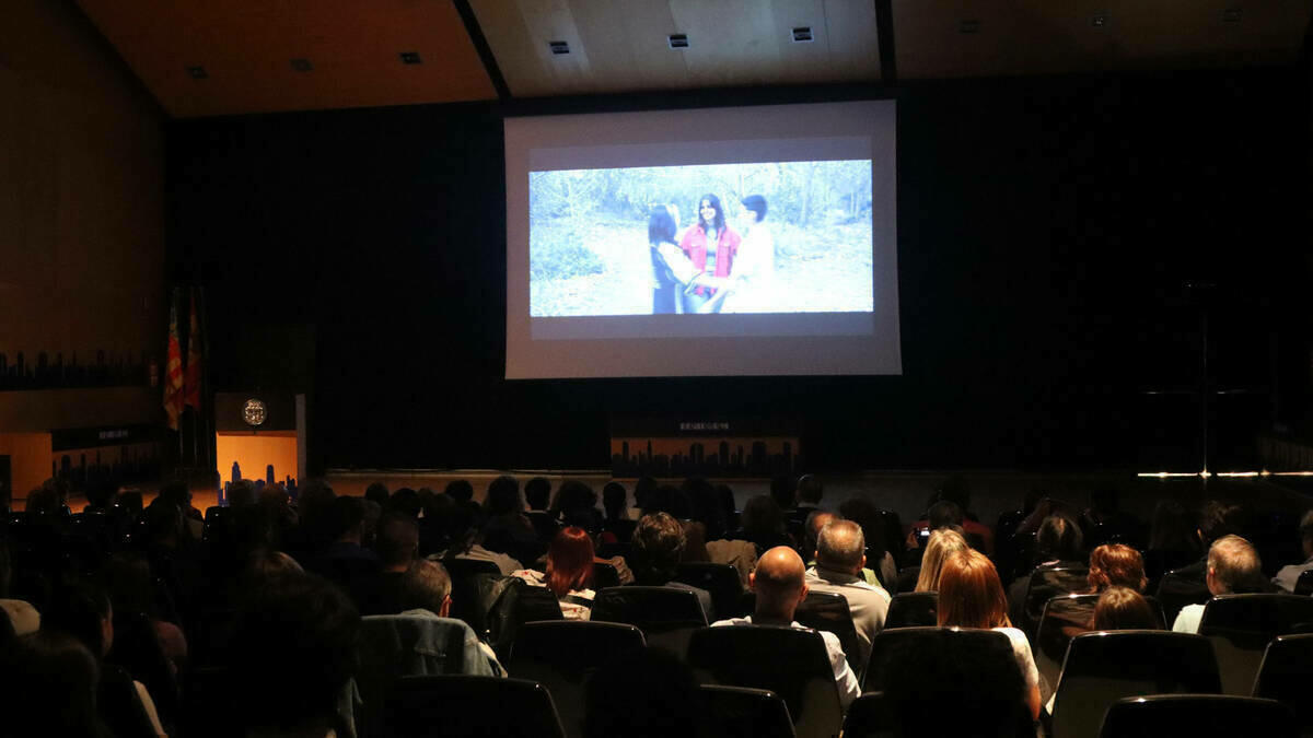 El Salón de Actos de Benidorm acoge el estreno de los cinco cortometrajes de la quinta edición del ‘Documóvil’ 