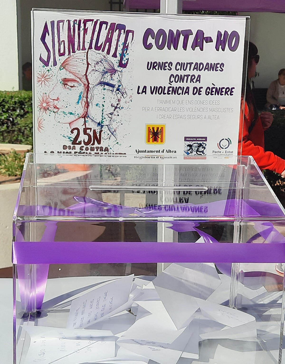 Se instala en Altea la primera urna contra la violencia de género con motivo del 25N