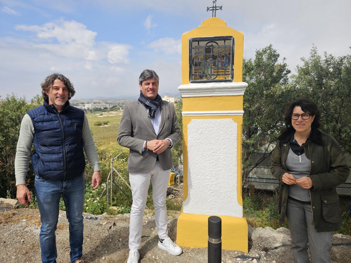 El Ayuntamiento de Villajoyosa restaura la base y el panel cerámico de una estación del Vía Crucis de la Ermita de la Salud