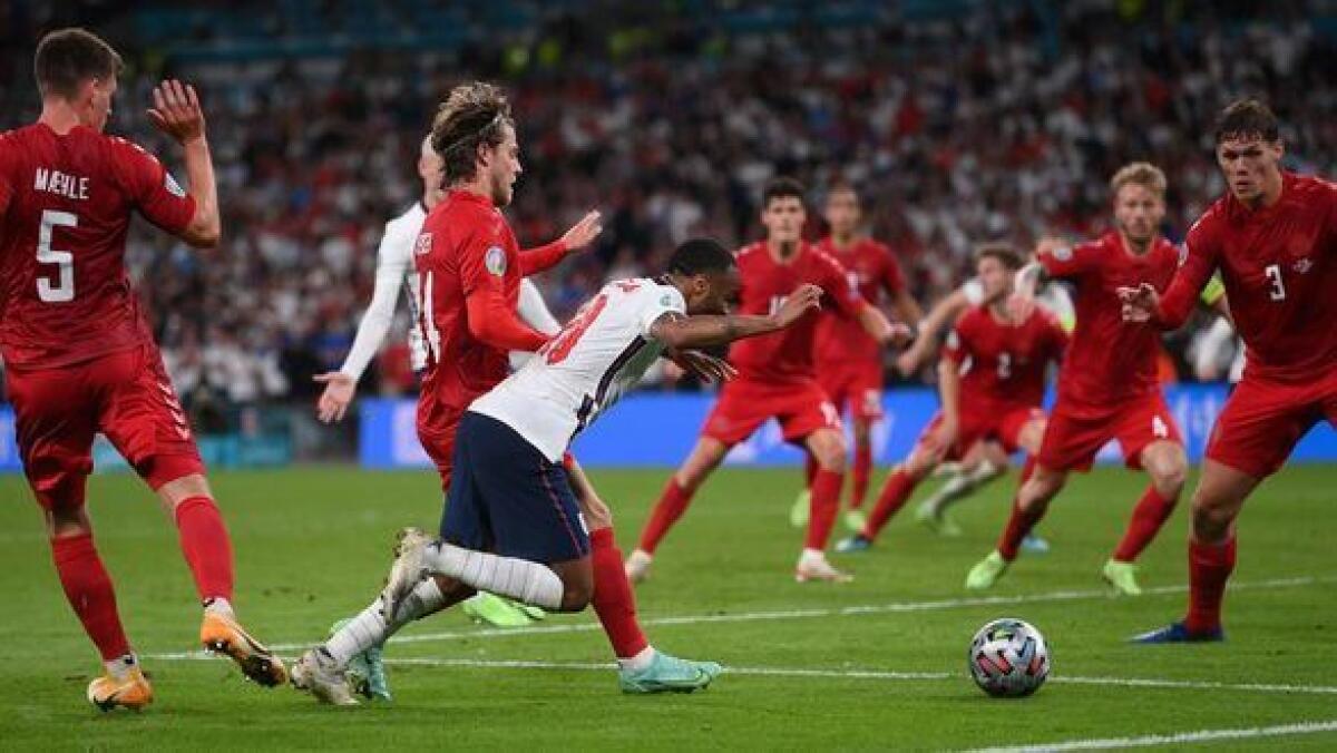 El árbitro y Kane regalan a Inglaterra el derecho a la locura | 2-1