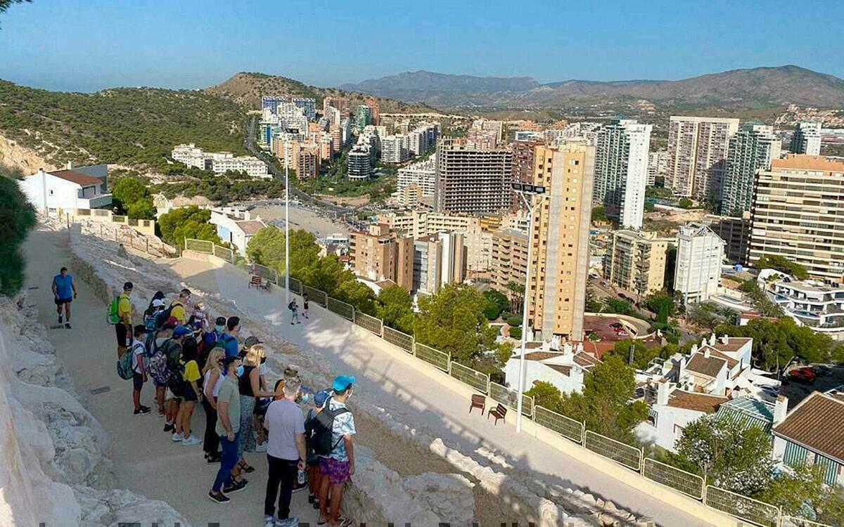 Con una visita al &lsquo;Castellum&rsquo; del Tossal de La Cala, llega a su fin el Verano 2020 de Juventud