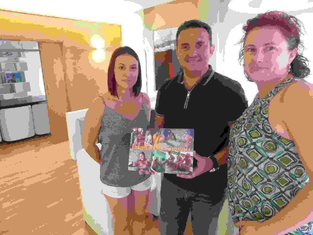 La Nuc&iacute;a &middot; El Colegio Secanet entrega un regalo al alcalde  por facilitar la Piscina de forma gratuita