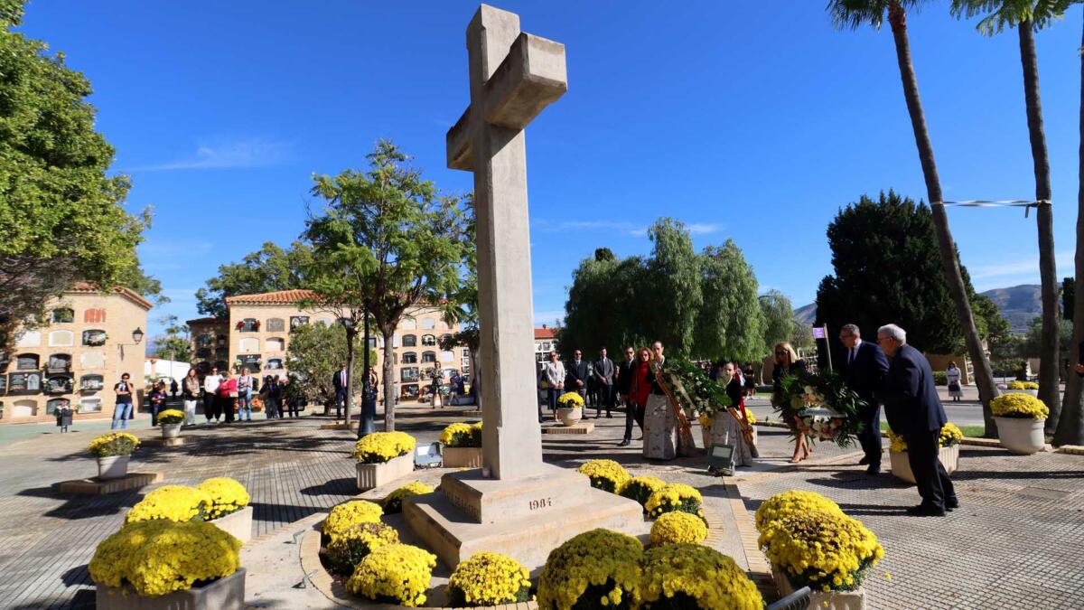 Benidorm rinde recuerdo a los difuntos y vibra al mediodía con una atronadora mascletà