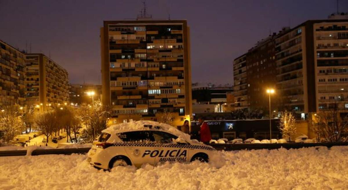 Los primeros trenes salen ya desde Madrid, Cercanías restablece una línea y Barajas reanudará operaciones esta tarde de modo gradual