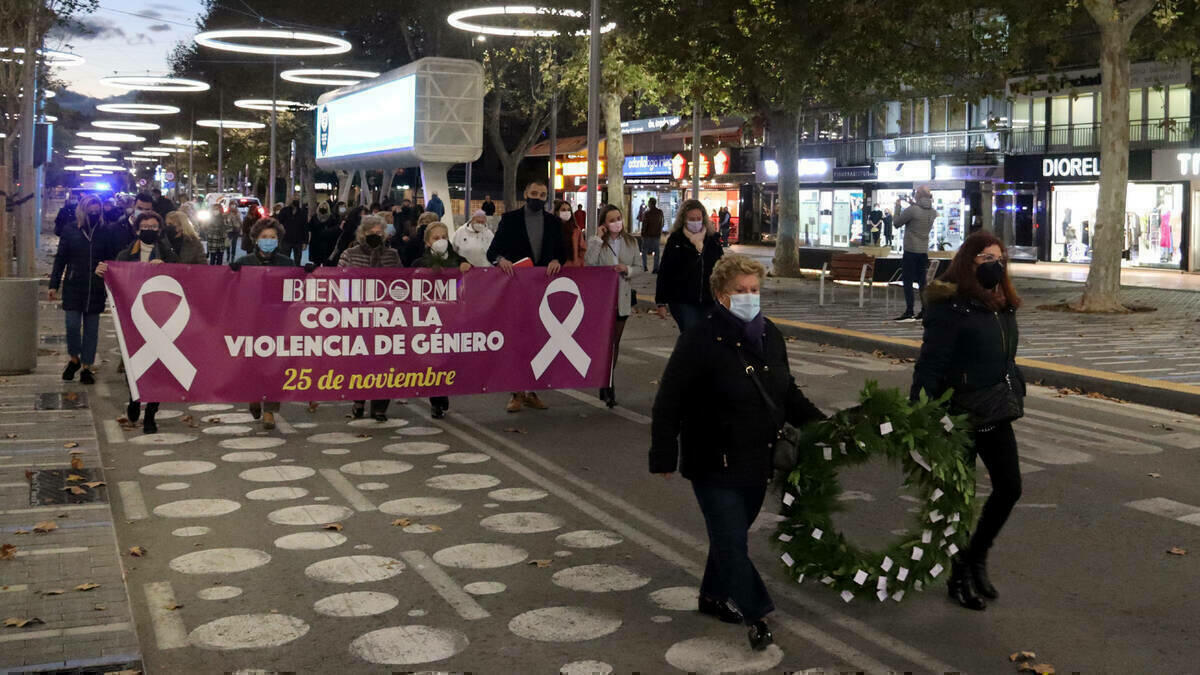 Benidorm cierra con una marcha los actos con motivo del Día Internacional por la Eliminación de la Violencia contra la Mujer