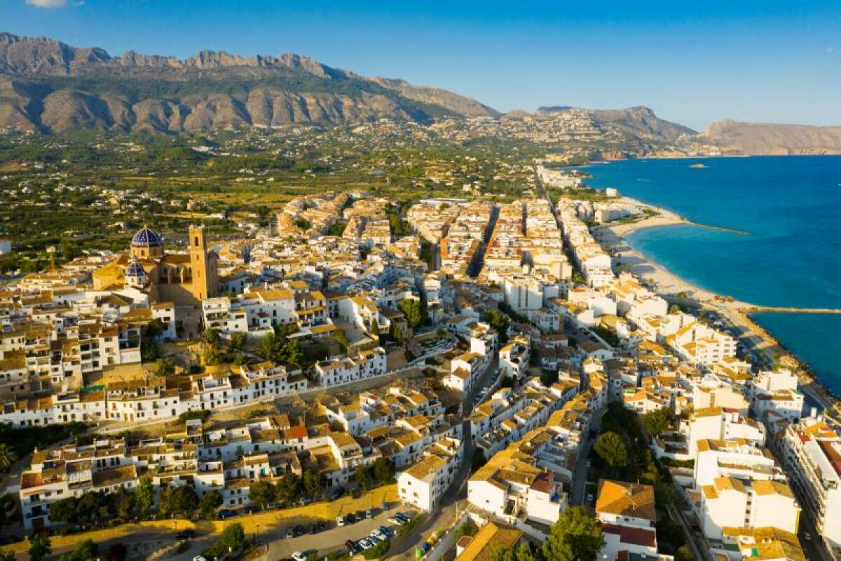 EL PUEBLO DE ALICANTE QUE SEDUCE CON SUS CALLES EMPEDRADAS, CASAS ENCALADAS Y VISTAS MARINAS