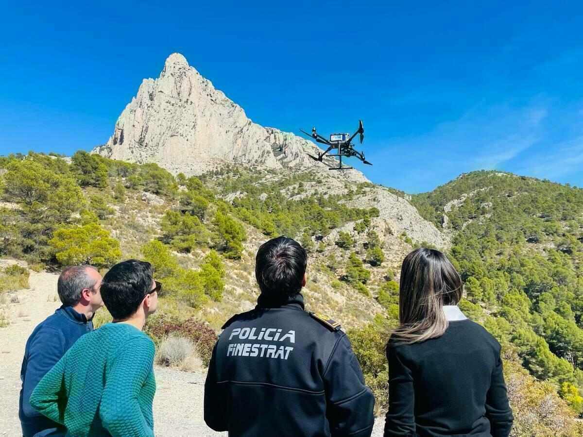 FINESTRAT ACOGE UN SIMULACRO DE RESCATE EN MONTAÑA CON UNIDADES DRON Y PROGRAMAS DE INTELIGENCIA ARTIFICIAL