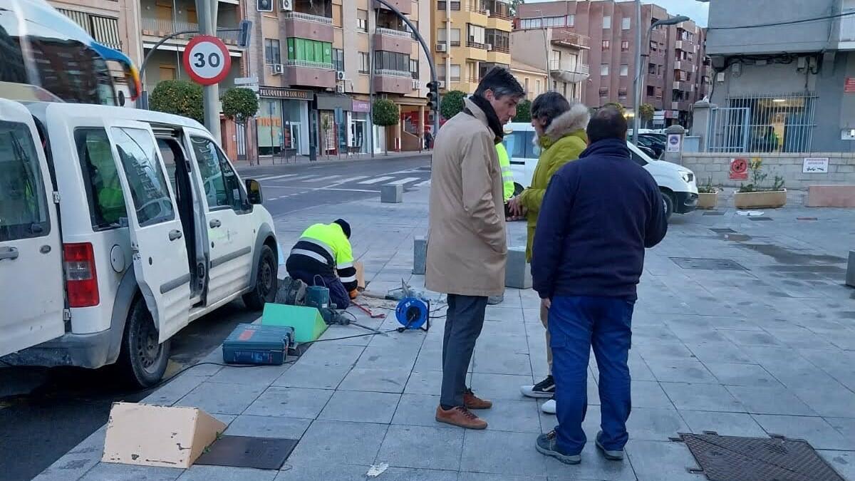 El Ayuntamiento de Villajoyosa retira los bolardos alrededor de la rotonda del cruce entre la avenida País Valencià y la calle Barranquet