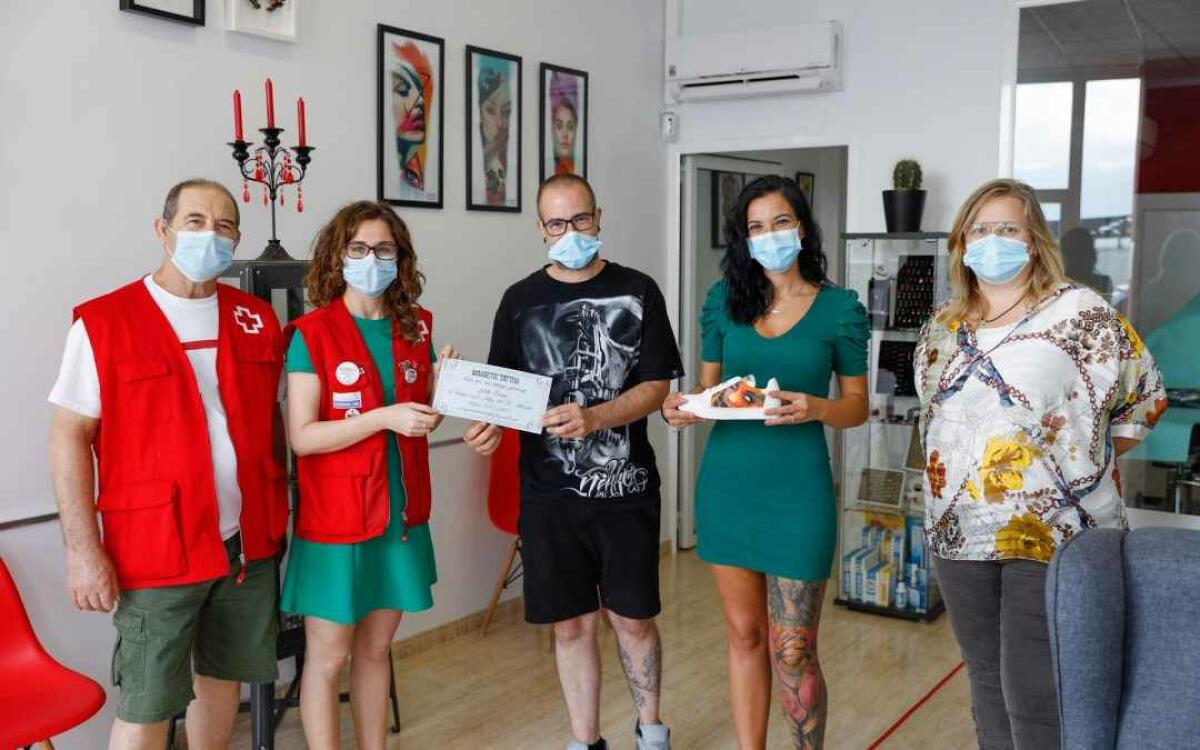Magnetic Tattoo recauda 330 euros para Cruz Roja con la subasta de unas zapatillas tatuadas