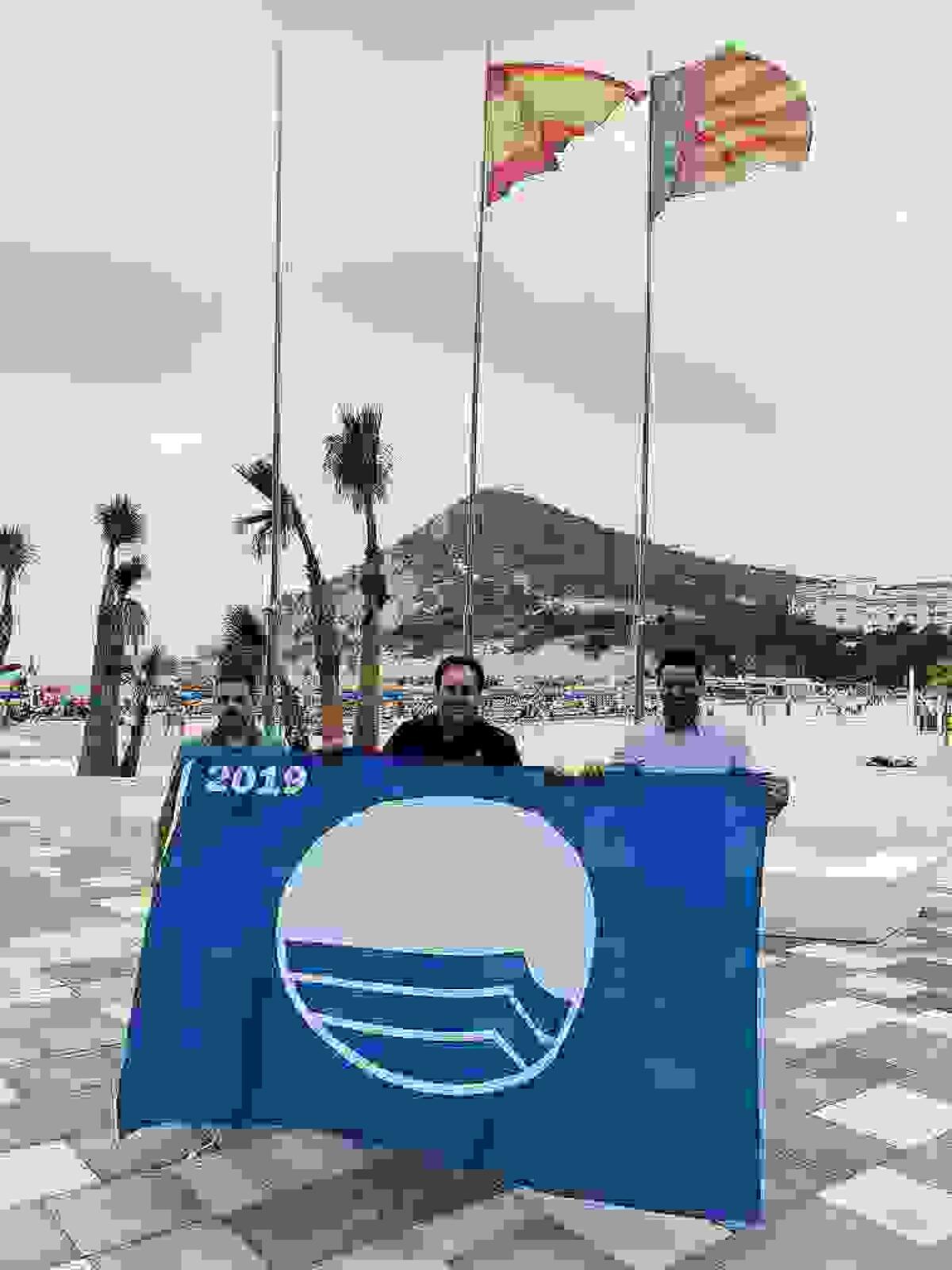 La Bandera Azul ondea ya en el nuevo paseo de La Cala de Finestrat