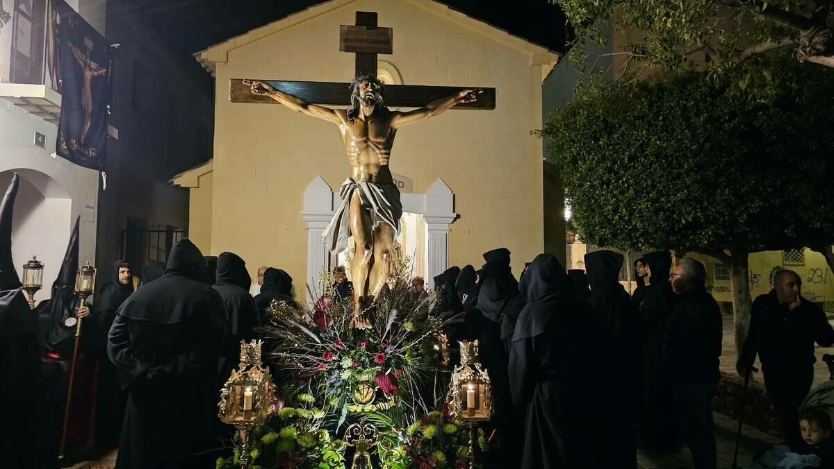 La imagen del Cristo de la Fe recorre las calles de Villajoyosa en la procesión del silencio